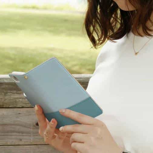 【手帳型】レザー風リボン&ショルダーストラップ　サックス