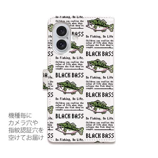 【手帳型】【釣りざんまい】ドット絵のブラックバス_英字新聞風ホワイト