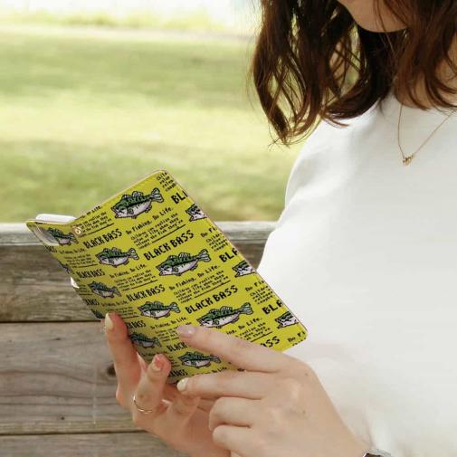 【手帳型】【釣りざんまい】ドット絵のブラックバス_英字新聞風イエロー