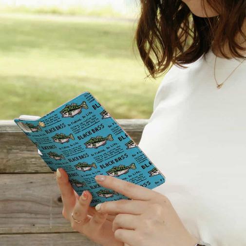 【手帳型】【釣りざんまい】ドット絵のブラックバス_英字新聞風スカイブルー