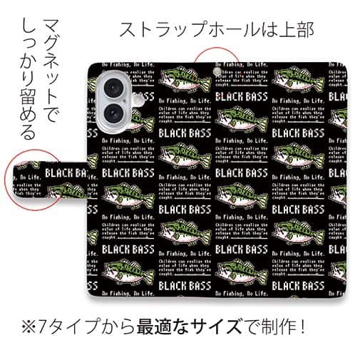 【手帳型】【釣りざんまい】ドット絵のブラックバス_英字新聞風ブラック