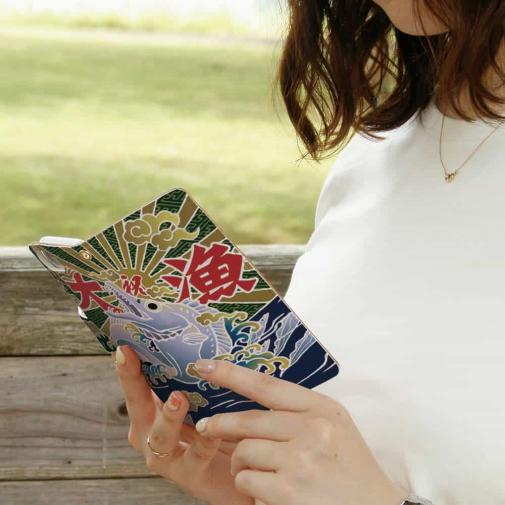 【手帳型】赤ワイン　大漁旗スマホケース　タチウオ