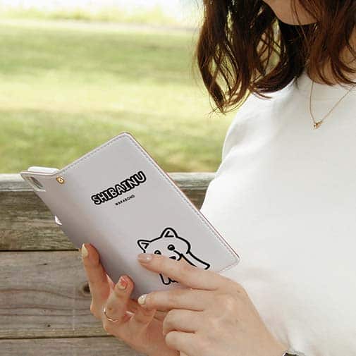 【手帳型】【ワカボンド】WAKAMAKAシリーズ 白柴犬かぶりものとシバシロ